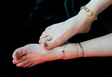 What Does an Ankle Bracelet Mean and How to Wear Them? - JewelryOnLight