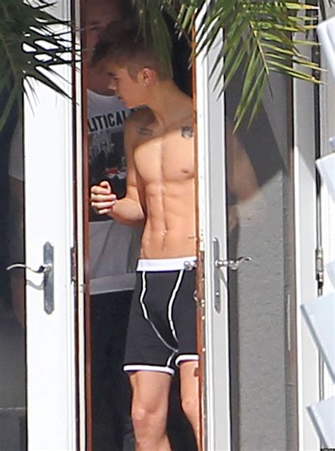Justin Bieber Photo: Teen Singer Takes It All Off In Miami | HuffPost