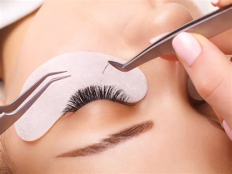 Lash Extension Removal: How to Safely Remove Your Extensions at Home