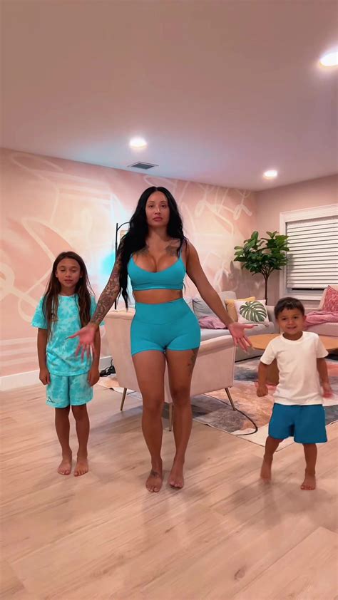 Maria Estella (@mariaestella_xo) - Urlebird