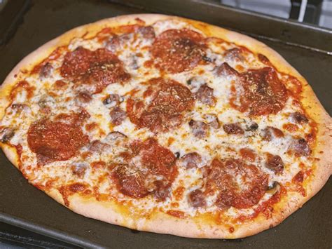 Pepperoni, sausage, mushroom pizza : r/tonightsdinner