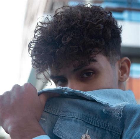 Los mejores cortes de pelo rizado para hombre