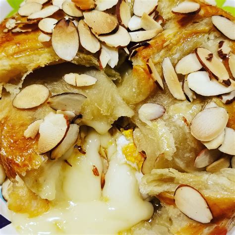 Baked brie en croute with apricot preserves, almonds, and honey [OC ...