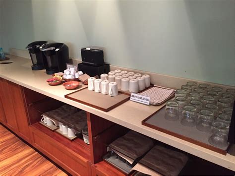 IASS Hawaii Lounge｜ダニエル・K・イノウエ・ホノルル国際空港 | Amex JP