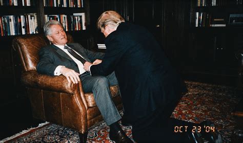 양팔에 여성들 끼고 트럼프 콘돔까지엡스타인 사진 19장 공개