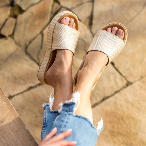 Yellow Box Shoes Logo