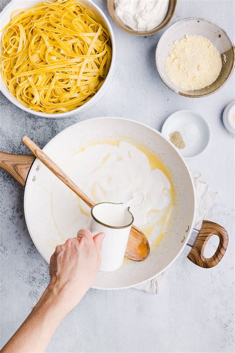 Creamy Greek Yogurt Alfredo Sauce (High Protein) - The Balanced ...