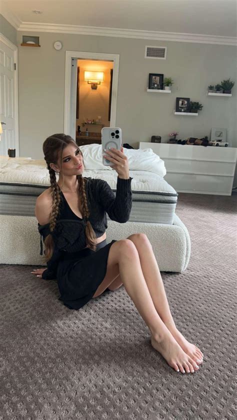 Brooke Monk : r/celeb_barefoot