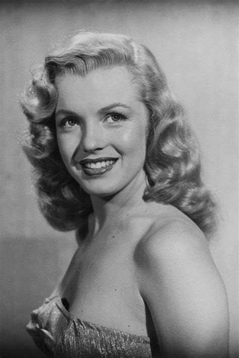 THIS DAY IN HISTORY – Marilyn Monroe poses for “red velvet” nude photo ...