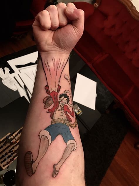 Luffy One Piece Impakt Tattoo Melle en 2025 | Tatouages mains, Idées de ...