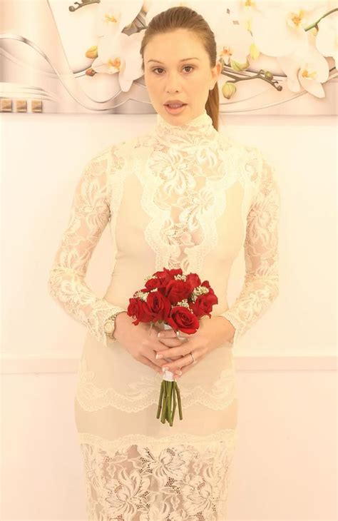 'Bachelorette' Star Gabby Windey Got Married in a $1,490 Wedding Dress ...