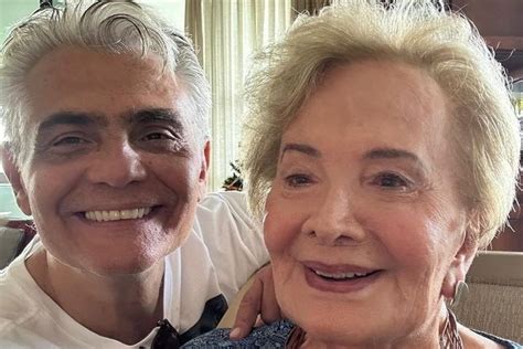 Glória Menezes surge em novas fotos com a família e posa sorridente ao ...