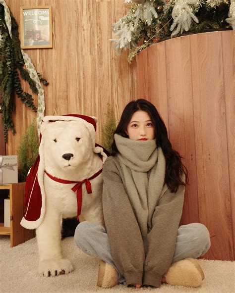 Lily Lee | 變胖了只能穿黑色顯瘦(° °) 願來世當隻小貓咪 白白胖胖也可愛 | Instagram