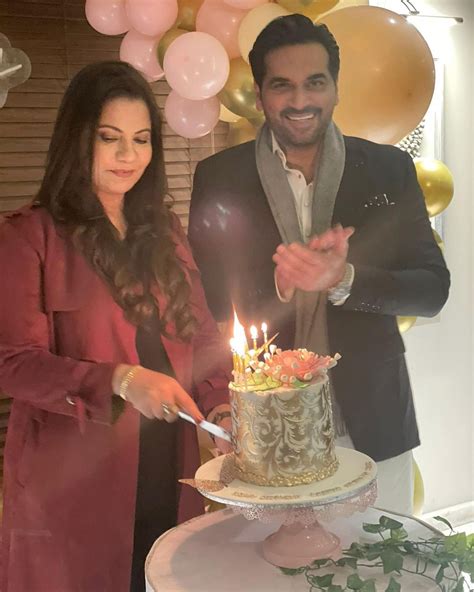 Humayun Saeed Celebrates Wife Samina's Birthday | Reviewit.pk
