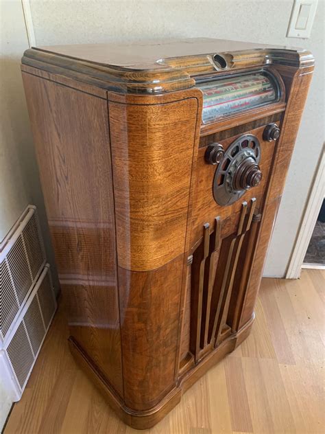 ANTIQUE FLOOR RADIO - Schmalz Auctions