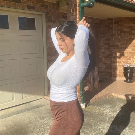 Pakistani mystery fan girl goes VIRAL after PAK vs NZ clash, Meet her ...