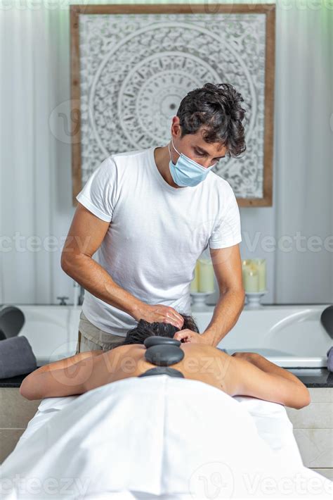 posterior ver de un adulto mujer teniendo caliente Roca masaje en spa ...
