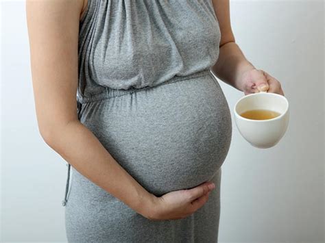 Reasons Behind Leaking Fluid During Pregnancy - Boldsky.com