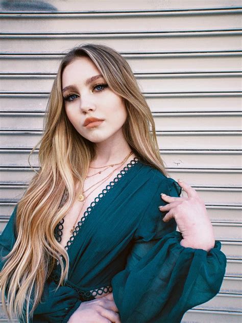 Ella Anderson biography, photos, personal life, height, age 2026 | Zoomboola