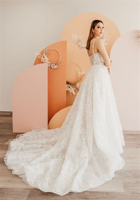 Types Of Wedding Dress Trains Explained — Cizzy Bridal Australia