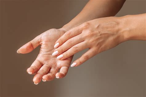 Itchy palms? Here's what it hides, according to Dr. Kierzek - Doctissimo UK