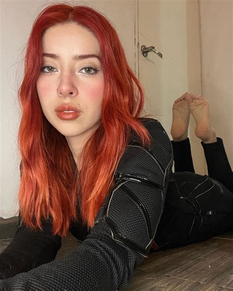 Redhead girl feet in the Pose - FeetPlaza