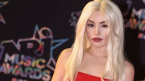 Ava Max's Fire-Engine Red Hair Made Its Red Carpet Debut — See the ...