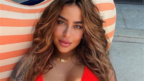 Irmã de Neymar dá close no corpo sarado em foto de biquíni fio-dental