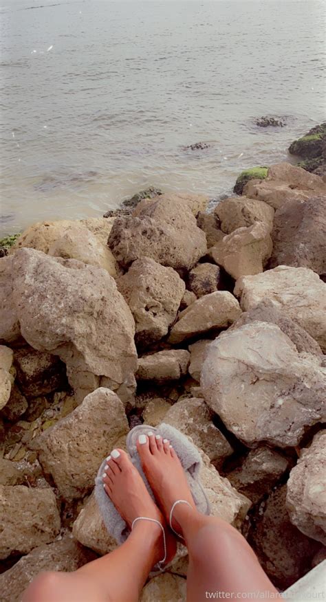 Kourtney Dash's feet