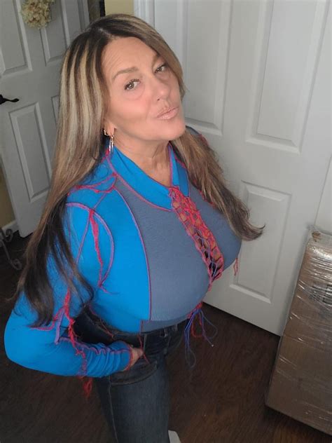 Busty cougar 🤤 : r/2busty2hide