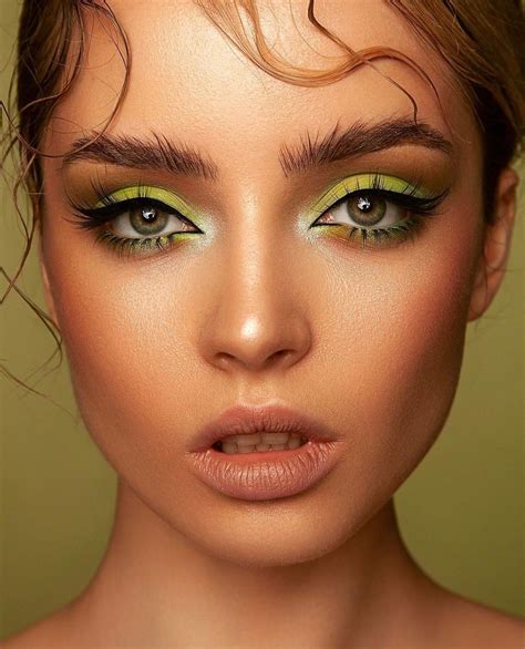 Pin by Gönül Demirhan on Makyaj Delisi | Colorful makeup, Simple makeup ...