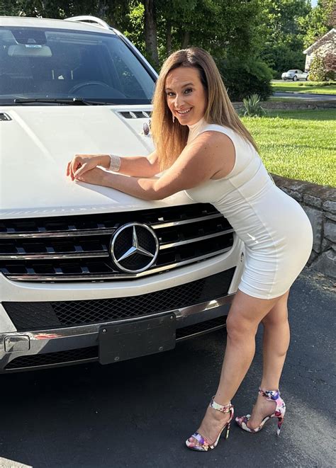 Classy Cougar on the Prowl 45F : r/cougars_and_milfs_sfw