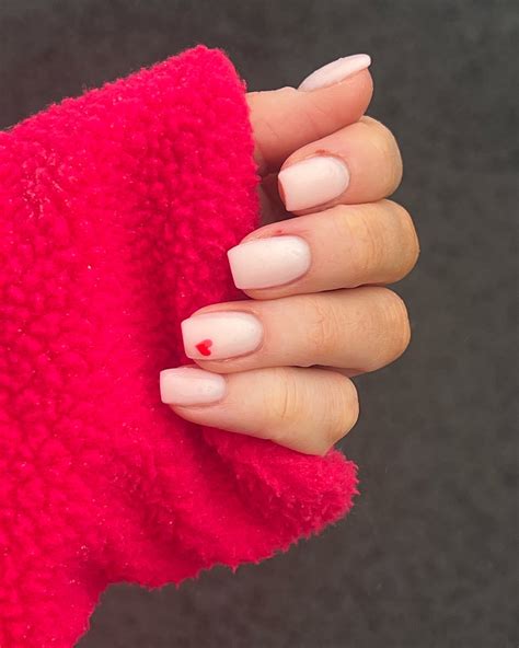 24+ Classy Short Valentine's Day Nail Ideas (2025) - DrExplains