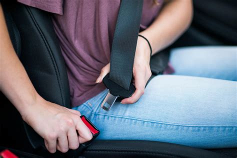 Як правильно використовувати ремінь безпеки і почуватися комфортно
