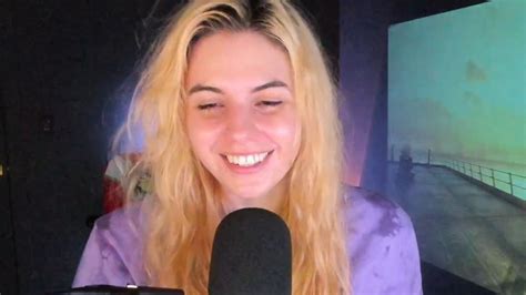 xQc's girlfriend Aikobliss clarifies stream sniper "flirting" with her on recent Twitch broadcast