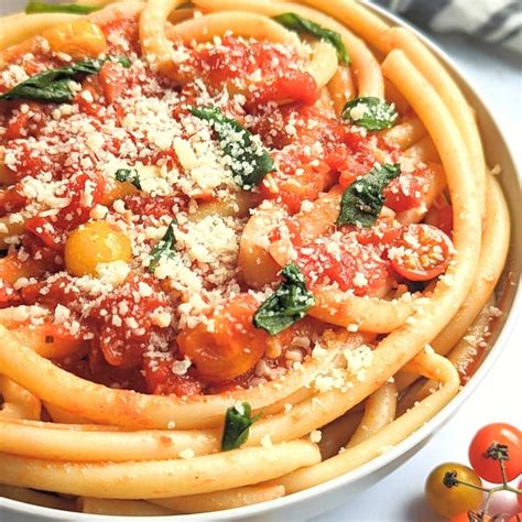 Bucatini Pomodoro Pasta Recipe with Fresh Tomatoes - The Herbeeovore