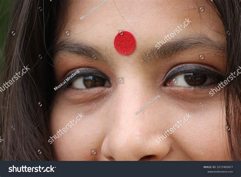 Why Do Some Hindu Women Paint A Red Dot On Their Forehead Bindi