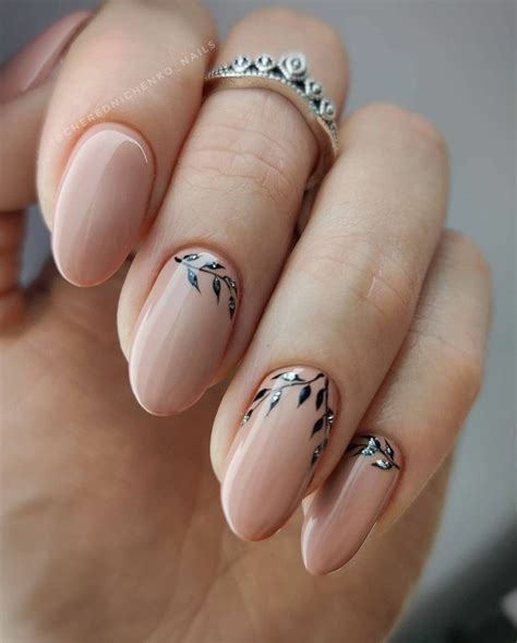 Pin by MoniLoveSol on Uñas | Oval nails, Winter nails, Nails