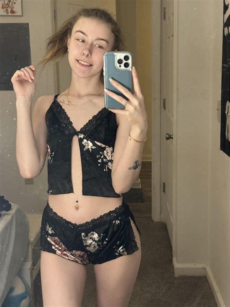 Can I strip tease you😝 : r/SwipeToStrip