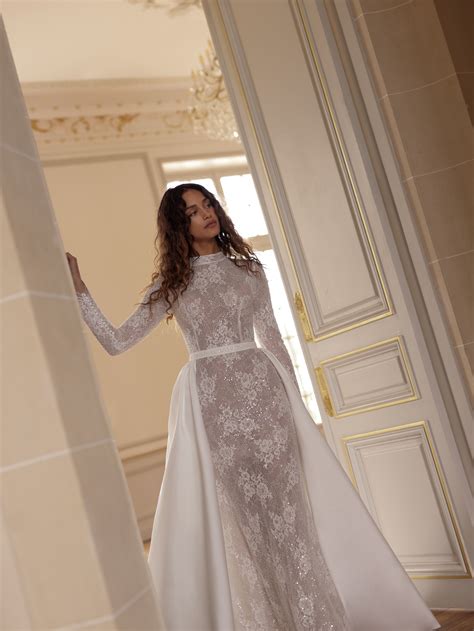 Closed wedding dress «Bronwin» with detachable overskirt | WONA