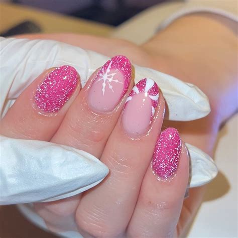 18 Candy Cane Nail Looks to Try