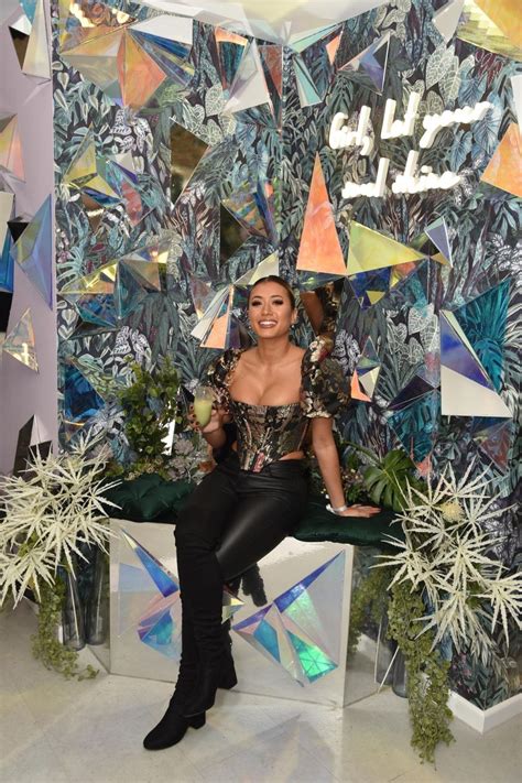 Thai Busty Princess Kaz Crossley | Pics Holder Collector of Leaked Photos