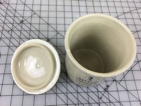 1/4 GALLON CROCK WITH LID (MEDALTA)