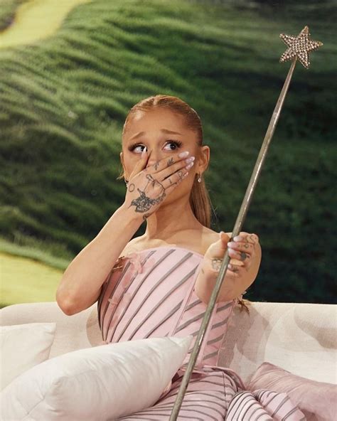 Ariana Grande holding Billie Burke’s original Glinda wand from the ...