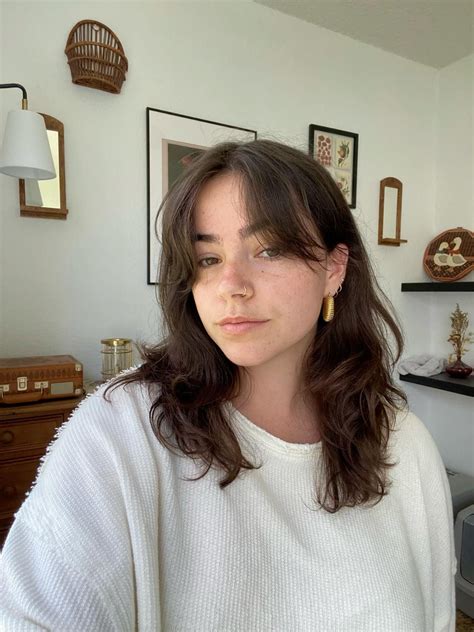 Wavy hair with layers and curtain bangs – Artofit