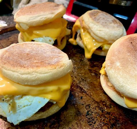 Another easy meal breakfast to meal prep! Egg sandwiches with cheese ...