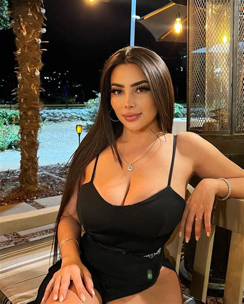 Vai Monroe deslumbra con sensual vestido negro - ColorMusic