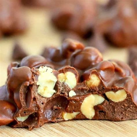 Crockpot Peanut Clusters (4 Ingredients)