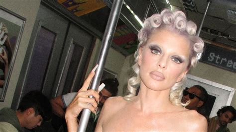 Julia Fox nuda per MAC Cosmetics | Vanity Fair Italia