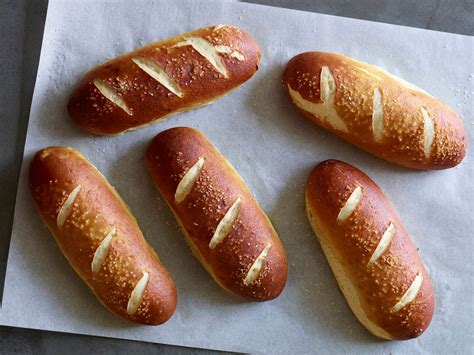 Pretzel Hot Dog Buns | Rezept | Hot dog brötchen, Brot selber backen ...